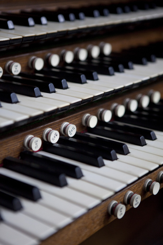 Lg The Organ console